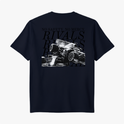 Camiseta com estampa frontal da palavra "RIVALS" e estampa traseira de carros de corrida ao fundo com texto "NO SAFETY. NO MERCY." e "RIVALS" sobreposto.