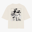 Camiseta com estampa frontal de personagem em posição dinâmica com texto em estilo japonês, e estampa traseira de quadrinhos com cenas e personagens em contraste.