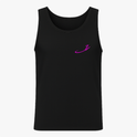 Camiseta regata com estampa frontal de uma letra estilizada curva em um tom vibrante, localizada discretamente no lado superior esquerdo do peito.