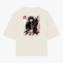 Camiseta com estampa frontal de símbolo e texto estilizado "KAGE" e estampa traseira de personagem em pose dinâmica com traços fluidos e caracteres.