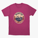 Camiseta com estampa frontal de um emblema circular apresentando um ferry estilizado, com inscrições que indicam "Baldur's Gate Ferry Service" e datas.