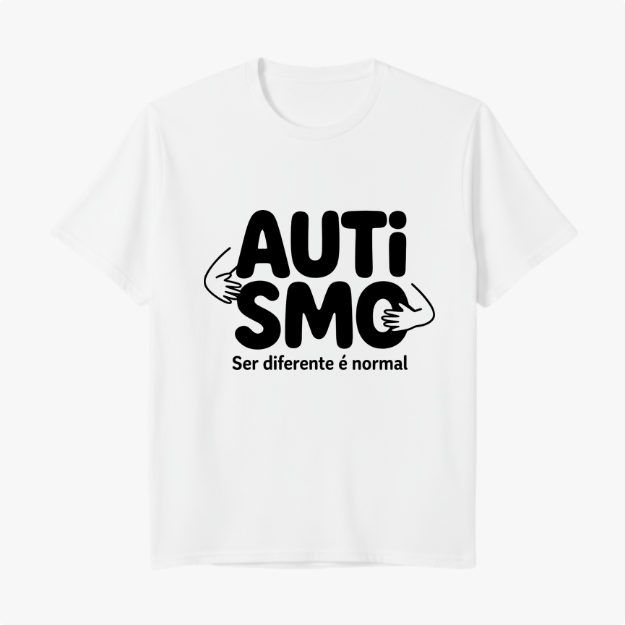 Camiseta com estampa frontal de mãos envolvendo a palavra "AUTISMO" e a frase "Ser diferente é normal" e estampa traseira de texto "Acalmarsi".