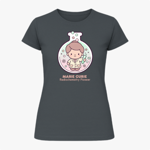 Camiseta com estampa frontal de uma figura estilizada dentro de um balão de laboratório, rodeada por símbolos científicos e a inscrição "Marie Curie Radiochemistry Pioneer".