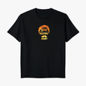 Camiseta com estampa frontal de texto "QUEM DECIDIU ISSO?" em formato de bigode e cabelos estilizados, e estampa traseira de personagem imponente nomeado "Escanor" em pose confiante, acompanhado de textos estilizados e elementos gráficos.