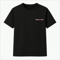 Camiseta com estampa frontal de texto "Menino do Vídeo" e estampa traseira de lista com opções, sendo "Menino do Vídeo" marcado e destacado.