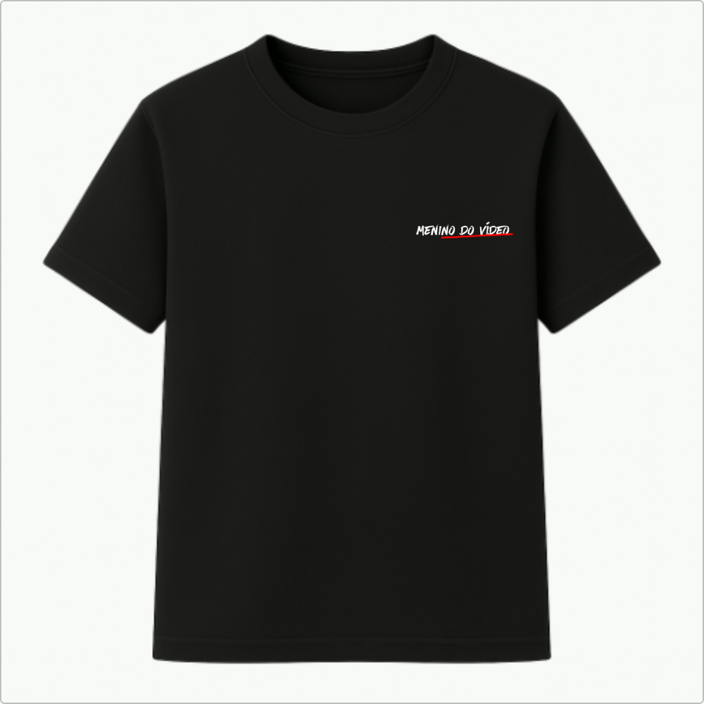 Camiseta com estampa frontal de texto "Menino do Vídeo" e estampa traseira de lista com opções, sendo "Menino do Vídeo" marcado e destacado.