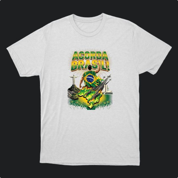 Camiseta com estampa frontal de mão erguendo o mapa do Brasil em chamas, bandeira, Cristo Redentor, Congresso Nacional e multidão abaixo.