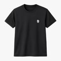 Camiseta com estampa frontal de crânio estilizado, adornado com detalhes florais delicados, localizado no lado esquerdo do peito.