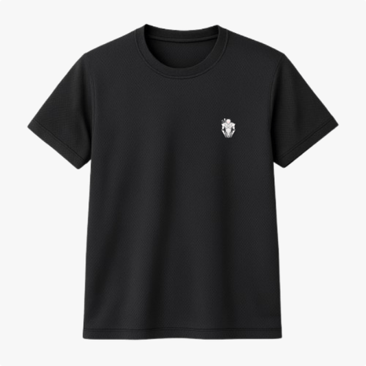 Camiseta com estampa frontal de crânio estilizado, adornado com detalhes florais delicados, localizado no lado esquerdo do peito.