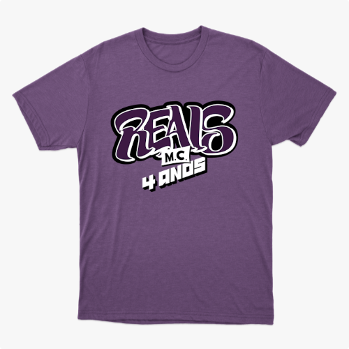 Camiseta com estampa frontal de letras estilizadas "Reals M.C. 4 Anos" em grafite e estampa traseira de um crânio segurando um cartão com símbolo.