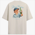 Camiseta com estampa frontal de texto pequeno "Sharing Memories, Full Clothing" e estampa traseira de menino segurando garrafa, com texto "Sharing Memories".