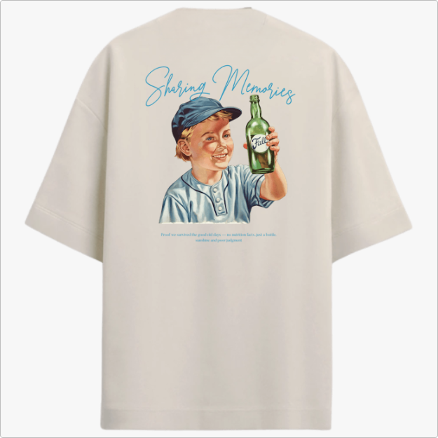 Camiseta com estampa frontal de texto pequeno "Sharing Memories, Full Clothing" e estampa traseira de menino segurando garrafa, com texto "Sharing Memories".