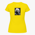 [Camiseta] com estampa frontal de símbolo geométrico com letra estilizada e estampa traseira de rosto icônico pixelado, acompanhado de texto discreto.