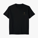 Camiseta com estampa frontal de símbolo textual estilizado com ornamento refinado e estampa traseira de leão imponente integrado à palavra "YESHUA".