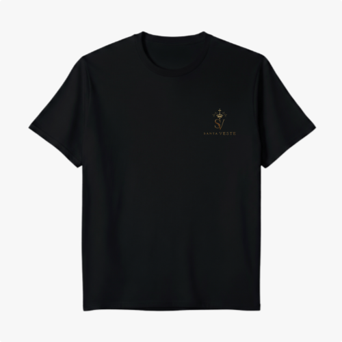 Camiseta com estampa frontal de símbolo textual estilizado com ornamento refinado e estampa traseira de leão imponente integrado à palavra "YESHUA".