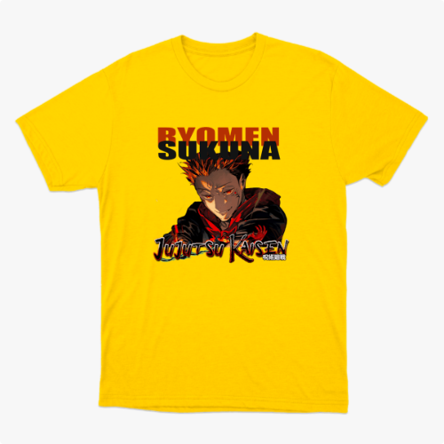 Camiseta com estampa frontal de personagem de anime com expressão intensa abaixo de texto grande e estilizado, incluindo título e caracteres japoneses.