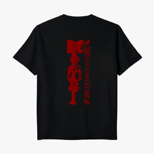 Camiseta com estampa frontal de círculo vazado e estampa traseira de símbolos verticais complexos ao lado de caracteres estilizados, ambos em estilo tribal.