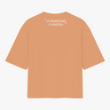 Camiseta com estampa traseira de inscrição estilizada "O essencial, é eterno.", incluindo um pequeno desenho de coroa sobre a letra "O".