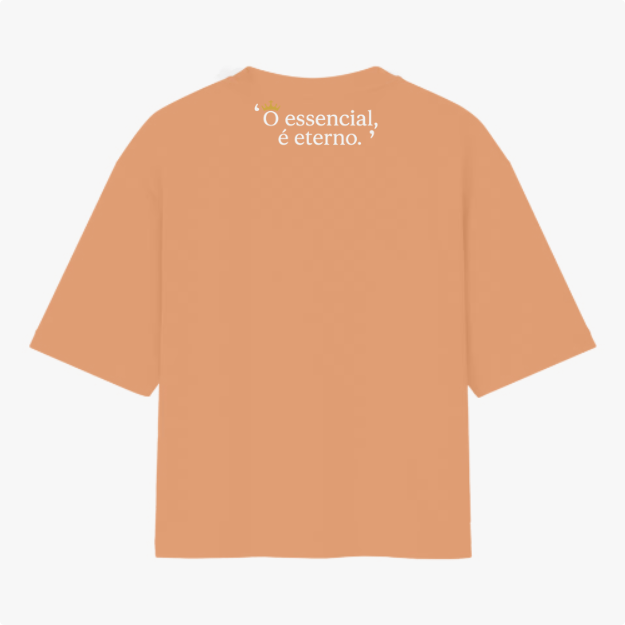 Camiseta com estampa traseira de inscrição estilizada "O essencial, é eterno.", incluindo um pequeno desenho de coroa sobre a letra "O".