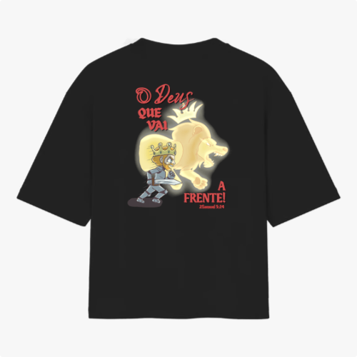Camiseta com estampa traseira de um personagem blindado enfrentando uma criatura dourada e a frase estilizada "O Deus que vai à frente! 2 Samuel 5:24".