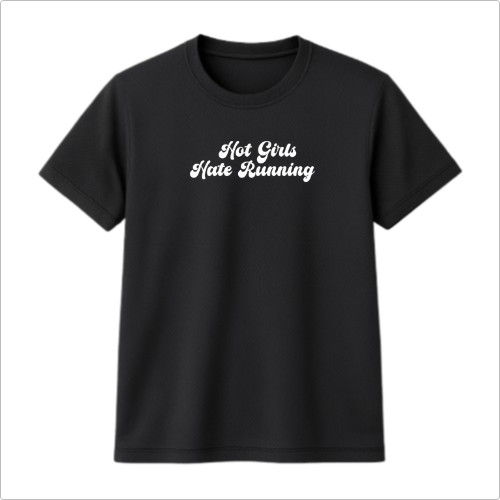 Camiseta com estampa frontal de texto estilizado "Hot Girls Hate Running" em tipografia cursiva.