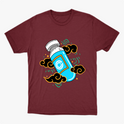 Camiseta com estampa frontal de frasco estilizado com logotipo centralizado, envolto por padrões de nuvens arrojadas e elementos geométricos vibrantes.