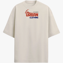 Camiseta com estampa frontal de "URBAN CLOTHING" em estilo urbano, com um detalhe gráfico acima e tipografia impactante em duas linhas.