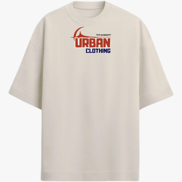 Camiseta com estampa frontal de "URBAN CLOTHING" em estilo urbano, com um detalhe gráfico acima e tipografia impactante em duas linhas.