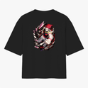 Camiseta com estampa frontal de texto estilizado com símbolos e estampa traseira de personagem em ação rodeado por cartas e efeitos dinâmicos.