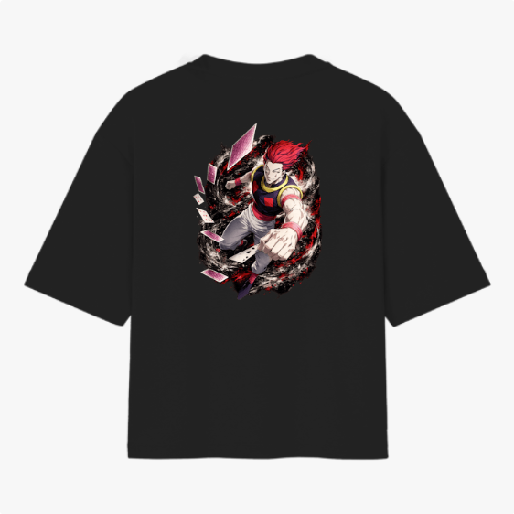 Camiseta com estampa frontal de texto estilizado com símbolos e estampa traseira de personagem em ação rodeado por cartas e efeitos dinâmicos.