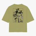 Camiseta com estampa frontal de personagem em pose reflexiva e texto japonês, e estampa traseira de quadrinhos com cenas de personagens e falas.