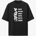 Camiseta com estampa frontal de palavras em negrito listando "Jesus" acompanhado por títulos como "Christ", "Messiah", "Savior", "Jehova", "Master", "Yahweh".