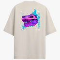 Camiseta com estampa frontal de logotipo estilizado pequeno e estampa traseira de crânio roxo com detalhes gráficos, texto futurista e elementos geométricos.
