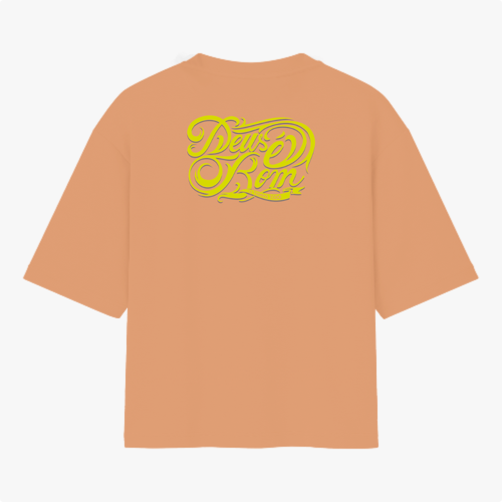 Camiseta com estampa frontal de lettering "Deus é bom" em estilo caligráfico detalhado e estampa traseira idêntica, porém em tamanho ampliado.