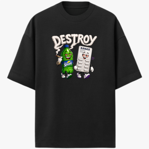 Camiseta com estampa frontal de uma garrafa antropomorfizada com óculos escuros, segurando um cigarro, ao lado de uma cartela de comprimidos sorridente sob a palavra "DESTROY".