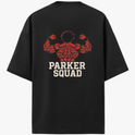 Camiseta com estampa frontal de logo estilizado "YK" e estampa traseira de figura musculosa com detalhes intrincados, acompanhada do texto "Parker Squad".