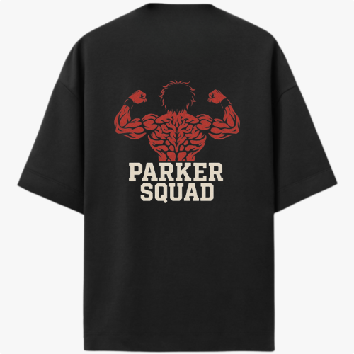 Camiseta com estampa frontal de logo estilizado "YK" e estampa traseira de figura musculosa com detalhes intrincados, acompanhada do texto "Parker Squad".