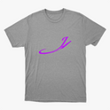 Camiseta com estampa frontal de letra cursiva estilizada acompanhada de pena afiada, formando um design fluido e elegante que se destaca visualmente.