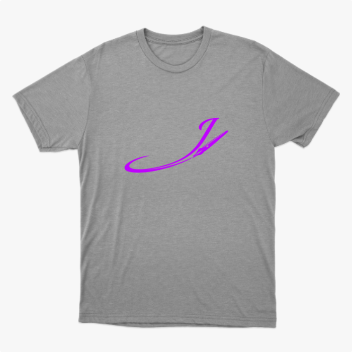Camiseta com estampa frontal de letra cursiva estilizada acompanhada de pena afiada, formando um design fluido e elegante que se destaca visualmente.