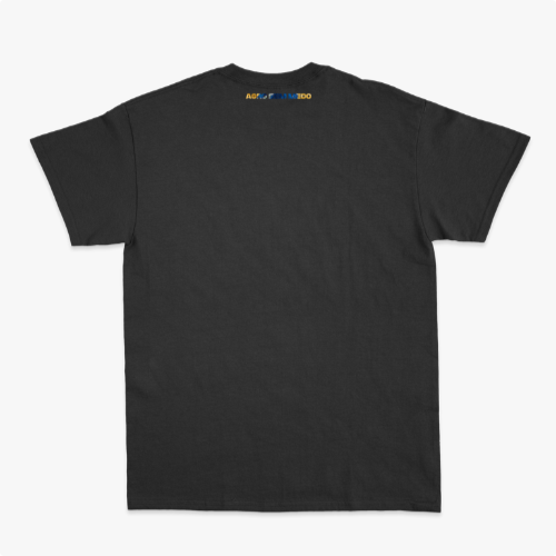 Camiseta com estampa frontal de mensagem em texto estilizado "DEUS ACIMA DE TUDO BRASIL ACIMA DE TODOS" e estampa traseira pequena com "ACIMA DE TUDO".