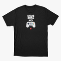 Camiseta com estampa frontal de gamepad com botões coloridos abaixo da frase "DEUS ESTÁ NO", acompanhada de referência textual "1 Coríntios 2:9".