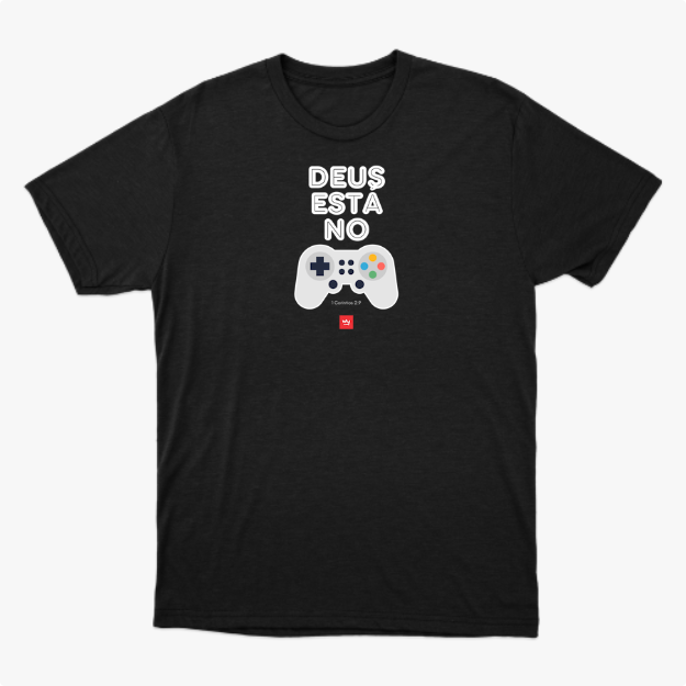 Camiseta com estampa frontal de gamepad com botões coloridos abaixo da frase "DEUS ESTÁ NO", acompanhada de referência textual "1 Coríntios 2:9".