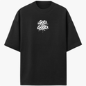 Camiseta com estampa frontal de lettering "God is Good" em estilo grafite e estampa traseira de crucifixo sobre a palavra "Jesus" e texto relacionado.