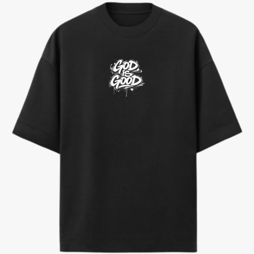 Camiseta com estampa frontal de lettering "God is Good" em estilo grafite e estampa traseira de crucifixo sobre a palavra "Jesus" e texto relacionado.