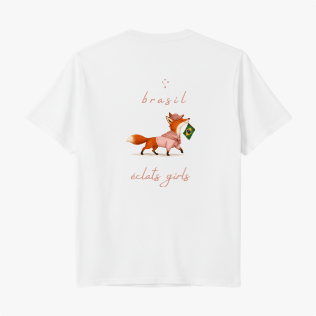 Camiseta com estampa frontal de assinatura estilizada e estampa traseira de raposa carregando bandeira, acompanhada de palavras "brasil" e "éclats girls".