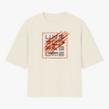 Camiseta com estampa frontal de palavras estilizadas rodeadas por traços dinâmicos e linhas diagonais, destacando a expressão "UNSTOPPABLE" e a frase "NO LIMITS".