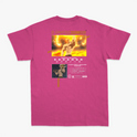 Camiseta com estampa frontal de guerreiro musculoso segurando uma arma sobre fundo circular e estampa traseira de personagem em pose poderosa com texto.
