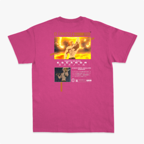 Camiseta com estampa frontal de guerreiro musculoso segurando uma arma sobre fundo circular e estampa traseira de personagem em pose poderosa com texto.