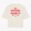 Camiseta com estampa traseira de texto em fonte estilizada "NO REGRETS", com detalhes como "EST. 1980 - BUILDING MUSCLE", duas bandeiras e "DETROIT, MI".