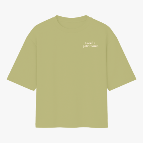 Camiseta com estampa frontal de texto "Forró é patrimônio" no lado superior esquerdo e estampa traseira de pequeno círculo ornamental no centro do colarinho.